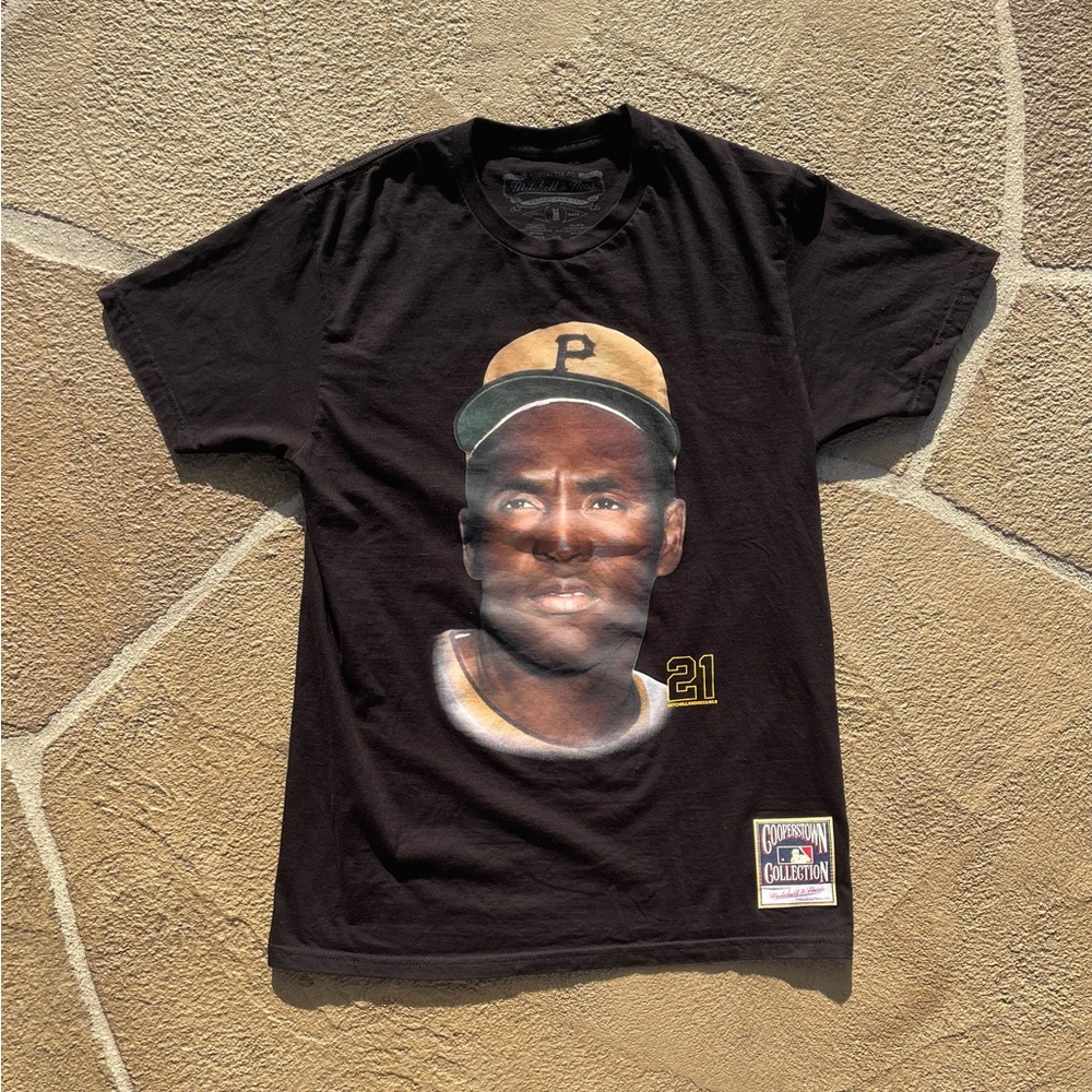 Cooperstown Collection Roberto Clemente Shirt Black/Yellow Size M